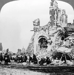 Saksalaisia sotavankeja Albertin basilikan raunioiden vieressä, Ranska, ensimmäinen maailmansota, 1914-1918.