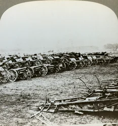 Satoja saksalaisia aseita vangittiin Couralettessa, Ranskassa, Sommen taistelussa, ensimmäinen maailmansota, 1916