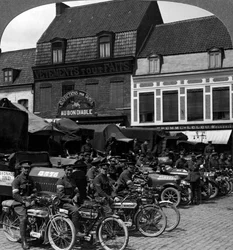 Intian armeijan kuorma-autot ja moottoripyörät, Merville, Ranska, ensimmäinen maailmansota, 1914-1918.