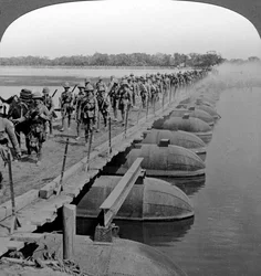 Konekivääriosa ja jalkaväki ylittämässä ponttonisiltaa, ensimmäinen maailmansota, 1914-1918.