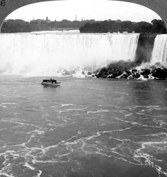 Niagara Falls and the Maid of the Mist, Canadian Cliffs, Kanada.