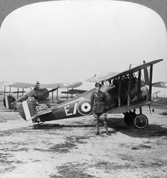 Sopwith Camel -lentokone valmiina partioon Saksan linjojen yli, ensimmäinen maailmansota, c1917-c1918