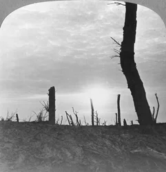 Aurinko laskee ei-mans-maan yli Sommen joella, Ranska, Ensimmäinen maailmansota, c1914-c1918
