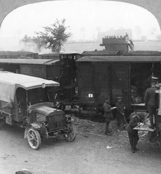Joukkoja ja tarvikkeita kiirehditään kiskopäästä tulilinjalle, ensimmäinen maailmansota, c1914-c1918