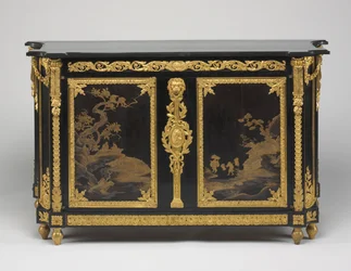 Lipasto (commode), n. 1765-1770 (eebenpuuviilu japanilakkalevyillä, kullatut pronssiset kiinnikkeet ja marmorinen kansi)