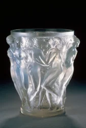 Bacchantes-maljakko opalisoivassa lasissa, noin 1920, kirjoittanut Rene Lalique (1860-1945). Ranska, 1900-luku.