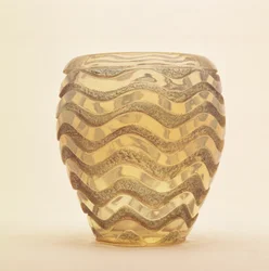 Raskas muotoiltu maljakko, jossa aaltokuvio kiillotetussa kohokuviossa, Lalique, n. 1902