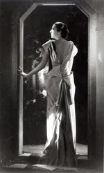 Madeleine Vionnet (1876-1975) suunnittelema mekko