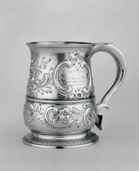 Kahvallinen muki, 1740-41, kaseerattu ja kaiverrettu n.1845 (hopea).