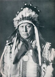 Sioux-päällikkö sotamaalauksessaan, 1912