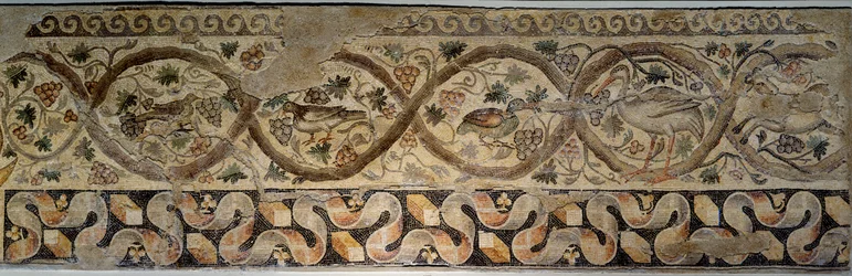 Antiikin Rooma: vuodenaikamosaiikki, jossa on kukkia ja eläimiä. Konstantinuksen huvilan pihalta "Dafnesta". Antiokiasta (nykyinen Antakya) Turkista, 325-330 jKr. Pariisi, Louvre