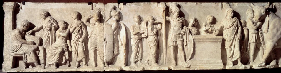 Muinainen Rooma: Domitius Ahenobarbuksena tunnettu reliefi, väestönlaskennan jakso: kansalaisten rekisteröinti ja uhri Mars-jumalalle. Noin 100 eaa. Aurinko 2 m. Pariisi, Louvre-museo