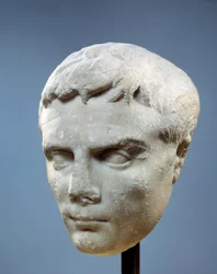 Muinaisen Rooman taide: Augustuksen kasvot (Octavianus tai Octavianus, 63 eaa.–14 jKr. Ensimmäinen Rooman keisari. Veistos löydettiin Cosista vuosina 27–20 eKr.). Pariisi, Musee du Louvre