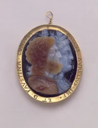 Cameo, jossa on kuvia Serapista ja Isiksestä, 1500-luvun kultakehyksessä, jossa on Marcus Antoninuksen ja hänen vaimonsa Faustina (sardonyx) nimet