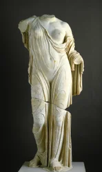 Kopio Afroditen torsosta, Venus Genetrix -tyyppinen (marmori)