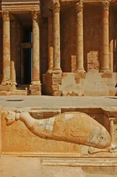 Delfiinien kaiverrus lavan edessä, Sabratha, Libya, n. 190 jKr