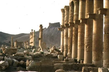 Kaupungin pääakselin muodostavan pylväskadun varhaisin osa, joka johtaa hautaustemppeliin ja Qalaat Ibn Maaniin, 1600-luvun arabilinnaan, rakennettu 200-luvun ensimmäisellä puoliskolla (kuva)