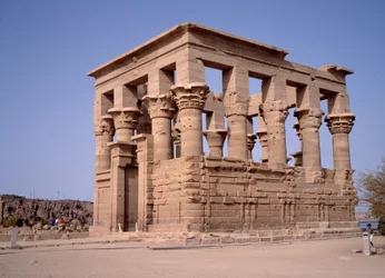 Egyptiläinen antiikki: Rooman keisarin Marcus Ulpius Trajanuksen (Trajanus tai traiano) kioski. 2. vuosisadalla. Aswan, Philae. Egypti