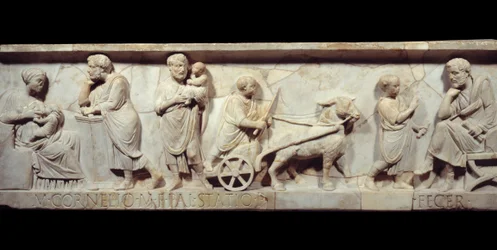Marcus Cornelius Statiuksen sarkofagin katkelma, noin 150 jaa. - Antiikin Rooma: roomalaisen sarkofagin etupuoli. Kohtaus lapsen elämästä syntymästä oppimiseen. Pariisi, Musée du Louvre