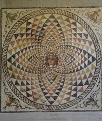 Geometrinen mosaiikki, jonka keskellä on Dionysos, löydetty roomalaisesta huvilasta Korintissa, Kreikassa, roomalainen sivilisaatio, 2. vuosisadan jälkipuolisko - 3. vuosisadan alku jKr (mosaiikki).