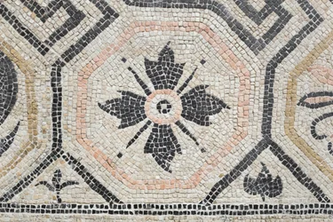 Geometrinen kuvio Via san Rocchinon talosta, 2. vuosisata jKr. (mosaiikki).