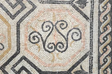 Geometrinen kuvio Via san Rocchinon talosta, 2. vuosisata jKr. (mosaiikki).