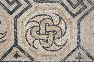 Geometrinen kuvio Via san Rocchinon talosta, 2. vuosisata jKr. (mosaiikki).