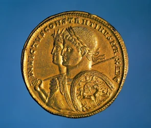 Kiinteä kultakolikko, jossa keisari Konstantinus I Suuren (280-337) kuva