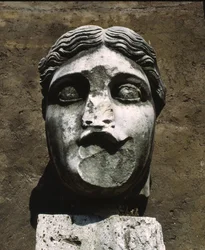 Patsaan pää, Ostia Antica, Italia