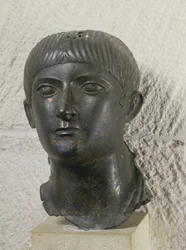 Nuoren miehen pää, joka tunnetaan nimellä "The Young Aquitaine Chief" (pronssi)