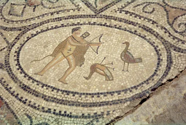 Herkules ja Stymphalian linnut Herkuleen talon lattialta (mosaiikki)
