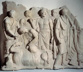 Marmorireliefi Forum Trajanista: kohtaus, jossa haruspice (devin etrusque) kuulee härän suolistoa papin ja lictorin kanssa. Himmeä. 0,6 x 2 m. noin 120 jKr. Pariisi, Louvre-museo
