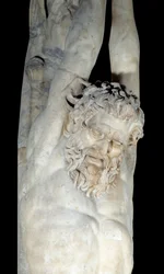 Marsyasin kärsimys roikkuu männyn rungosta. Yksityiskohta. Marmoriveistos 200-luvun 3. alun lopusta eKr. Aurinko 2,5 m Pariisi, Musee du Louvre