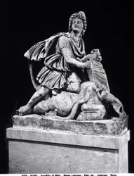 Mithras tappaa härän (marmori)
