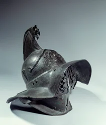 Roomalainen antiikki: Gladiaattorikypärää käytetään taisteluissa. Etsi Pompei. Pariisi, Musee du Louvre