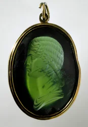 Roomalainen taide: „Agrippina nuorempi (15-59 jaa.) (Agrippina minor), sotapäällikkö Germanicuksen tytär, jonka Nero murhautti“. Kamee. Rooma, Musei Capitolini