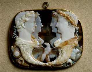 Roomalainen taide: Onyx camee (Gemma Claudia) koristaa keisarilliset parit Claude (Tiberius Claudius Drusus) (10 eKr.-54 jKr) ja hänen vaimonsa Agrippine the Young (15-59 jKr) (Agrippina molli) (vasemmalla) ja Caius Julius Caesar dit Germanicus (15 eKr.-19