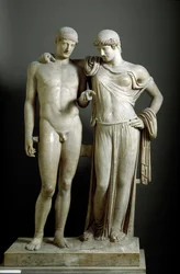 Roomalainen taide: ”Orestes ja Elektra” - Pozzuolista peräisin oleva marmoriveistos, 1. vuosisata jKr., mitat: 160 cm - Kansallinen arkeologinen museo, Napoli - Roomalainen sivilisaatio: Elektra ja Orestes - Marmoriveistos, kork. 160 cm
