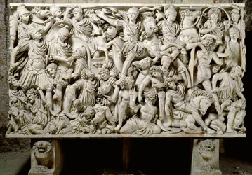 Roomalainen taide: Ludovisi-sarkofagi ja roomalaisten ja barbaarien välinen taistelukohtaus - 3. vuosisata jKr., mitat 153 x 273 cm - Rooma, Museo Nazionale Romano - Hostilianus, keisari Deciuksen poika (201-51 jKr.), ratsuväen ympäröimänä, roomalaisten