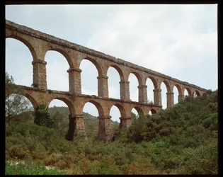 Roomalainen taide: näkymä Tarragonan akveduktille (Ferreresin tai Pont du Diablen akveduktille) 1. vuosisata, Espanja (Roomalainen taide: näkymä roomalaiselle akveduktille Pont de les Ferreres (Pont del Diable) Tarragona, Espanja)