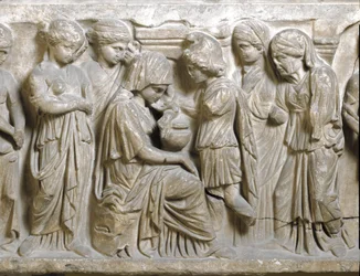 Roomalainen antiikki: "Rakastuneen ja Hippolytoksen torjuman Faidran suru". Matala reliefi sarkofagista, jota kutsutaan nimellä "Faidra ja Hippolytos". 3. vuosisata jKr. Palermo, Museo Archeologico Nazionale