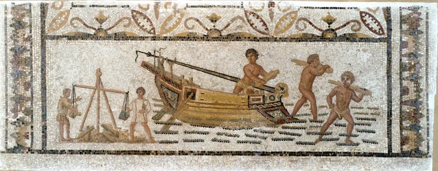 Roomalainen antiikki: "" Puulastin purkaminen aluksesta ja lyijyn punnitseminen"" Mosaiikki tulee Soussesta Tunisiasta. 3. vuosisadalla jKr. Himmeä. 90x230 cm Musee du BarDo, Tunis
