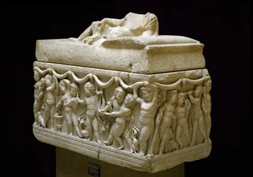 Roomalainen antiikki: marmorisarkofagi koristelee sivuilla lastenhahmojen (Amor) reliefejä. Isola sacran hautausmaa Ostiassa. 120-140 jKr. Himmeä. 124 cm Museo Ostiense, Ostia