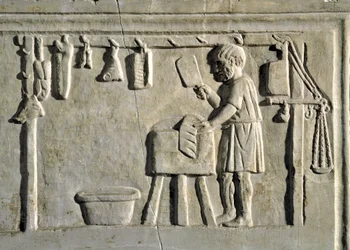Roomalainen taide: "" lihakauppias kaupassaan"" Basreliefi, roomalainen sivilisaatio, 2. vuosisata jKr., Rooma, Museo della Civilta Romana - Teurastaja työskentelee liikkeessään - Kivireliefi, 2. vuosisadalla jKr. - Rooma, Museo della Civilta Romana