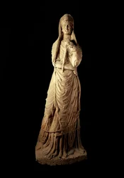Roomalainen taide: kalkkikivinen hautapatsas. 1. vuosisata eaa. Korkeus 2,1 m. Napoli, Kansallinen arkeologinen museo