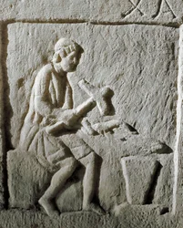 Roomalainen taide: yksityiskohta terästä, jossa seppä lyö metallia alasimeen. Konstantinopolista. 1. vuosisadalla eaa. Istanbul, arkeologinen museo