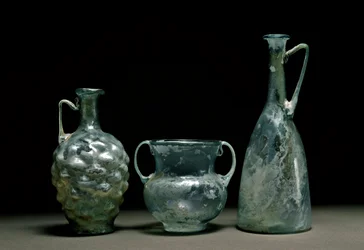 Roomalainen taide: lasipullot ja kannu. 1. ja 2. vuosisadalla jKr. Madridin roomalaisen taiteen kansallismuseo