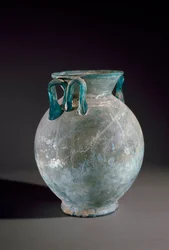 Roomalainen taide: kahvallinen lasimaljakko. Pompejista, Italiasta. Kansallinen arkeologinen museo, Napoli