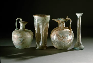 Roomalainen taide: kannuja, ruukkuja ja lasimaljakoita Pompejista. 1. vuosisata. Museo Archeologico Nazionale, Napoli