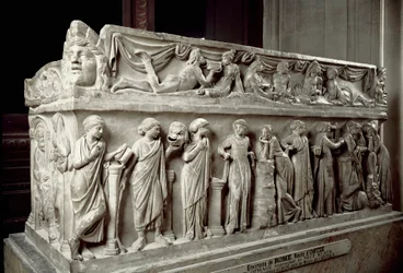 Roomalaista taidetta: marmorisarkofagi koristaa sukkia, jotka kuvaavat muusoja ja juhlatilaisuutta. Ostiasta. 120-130 jKr. Pariisi, Louvre-museo